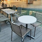 バール・ジェラテリア　ラッフィナート - お店の奥には半屋外のテラス席が、人口の滝が流れる開放的な空間で本格ジェラートを楽しめる！