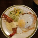 モードリン - 本日の日替わりランチ（ハンバーグ、目玉焼き、エビフライ）