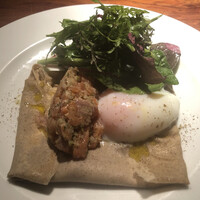 ヌガ - サーモンと半熟卵のガレット