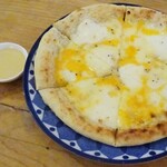 プロペラキッチン - 4種のチーズピッツア（ハチミツは別途200円、汗）