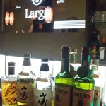 Bar Largo - カウンターに置かれたボトル群、この他モーレンジも専用ディスプレーで展示