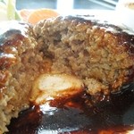 グリル丸の内亭 - 黒毛和牛ハンバーグのカット