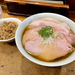 中華そば しば田 - ・焼豚ワンタン中華そば 1400円・炊き込みご飯 150円