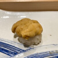 寿司割烹 魚紋 - 塩水の紫雲丹握り