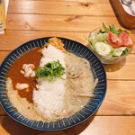 Aozora Shokudou - 本日のカレー2種盛り(グリーン・エビトマト)・サラダ付き、800円。