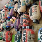 Cafe Suimei - 壁に並んだ飾り提灯