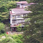 Cafe Suimei - ロープウエイ麓駅から見た翠明館