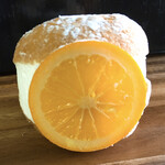 キャトルカフェアンドドーナツ - オレンジマリトッツォドーナツ　500円