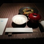 瀬里奈 - 魚沼産こしひかりご飯と味噌汁、回鍋肉です。回鍋肉は、豚バラ肉が厚く切ってある上にキャベツがたっぷりです。