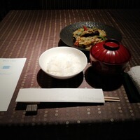 瀬里奈 本店 - 魚沼産こしひかりご飯と味噌汁、回鍋肉です。回鍋肉は、豚バラ肉が厚く切ってある上にキャベツがたっぷりです。