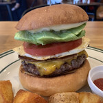 Burger Stand Tender - かなりのビッグサイズ！肉の香ばしい香りがたまらない。