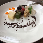 OCTAVAR - デザートの盛り合わせ、シフォン、チーズ、抹茶、チョコとフルーツ