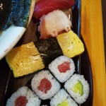 一番鮨 - 鮨盛り付け。中華そばとあわせてボリューム大！
