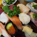 一番鮨 - 右手にはアジ、カツオ。