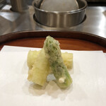 天麩羅 四季彩 村松 - 新鮮そのもののグリーンアスパラ。穂先、真ん中、根元で味わいが変わる