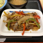 Matsuya - 青椒肉絲定食690円：牛肉とパプリカなのでちょっとイメージ違うけど濃い味付けでハイボールに合う。