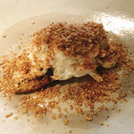 カセント - アスパラガスにフレッシュチーズとゴマをかけた逸品