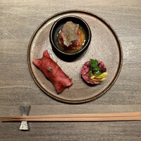 USHIGORO S. GINZA - 牛炙り握り・トリュフユッケ・牛タルタル ハーブ添え