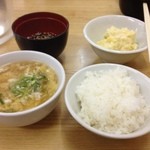 上海菜 - ご飯、スープ、ポテサラ、そうめんのつゆ(ぜーんぶ日替わりランチの一部です)
            