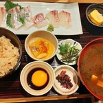 魚食処 一豊 - めっちゃ豪華！卵黄醤油に漬け込む鯛刺身に、小鉢2品とあさりの炊込みご飯、巨大なお椀の赤出汁や香の物付き♪宇和島風鯛めし定食1,100円