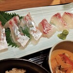 魚食処 一豊 - ブリッブリの歯応えで鮮度抜群の鯛刺身が6切れ♪まろやかでやや甘味のある卵黄醤油をからませ、薬味と共にご飯の上へ