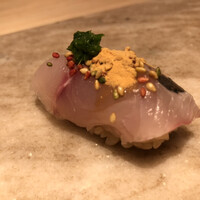 すし寿 - ③釣り鯵 醤油パウダー乗せ
