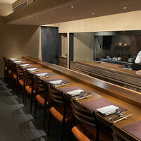 アカ - カウンター席