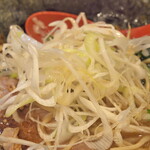 横浜ラーメン 北村家 - ねぎをのせた