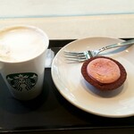 スターバックスコーヒー - スタバックスラテ：340円+税、あまおう苺のチーズタルト：290円+税