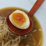 椿ラーメン - とろ～り卵のアップ