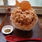 大阪浪花家 - 焙じチャイ氷＋鯛もなか✨1,300円。チャイシロップにパウダー、さらに別添えの焙じ茶＆スパイスパウダー！風味を調整できるエキゾチックな氷です。中にはあずきで飽きさせず！もなかパリパリであずきと合う！