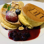 SUNNY PANCAKE - Wベリーソースのレアチーズ