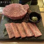 Yakiniku Tamaki - “黒毛和牛A5ランク のフィレ”と“極上カルビ”です。 配膳でいきなりノックアウト！！！ 美しすぎるお肉でございます(^^♪