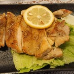 大八 - 鶏もも焼（塩）・・・塩胡椒で香ばしく焼かれた鶏肉がシンプルだが美味しいです。