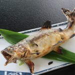 あゆ専科 山びこ - 魚田用の塩焼き
            山びこさんは自分で卓上に常備してある味噌をかけるスタイル