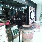 Bisutoro Wain Sakaba Rihito - 外観　混みあえば店先のワイン樽で立飲み