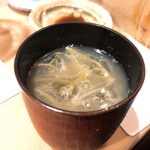 うを徳 - 牡丹海老と伊勢海老をすり潰した汁とじゅんさい入りのお椀