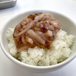 Tempura Dokoro Hirao - ご飯に味噌汁の到着でから烏賊の塩辛しゃんば小皿でもろうたらご飯にオン！！