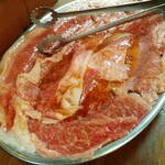 ホルモンまさる  - 定食のお肉はサシが入って柔らか～い