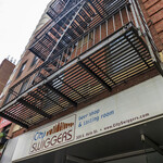 City Swiggers - 店舗外観。建物上部を望む。