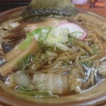 ラーメン かわぶち - 焼き醤油ラーメン〜全体的に茶色で判りにくいですが野菜多目