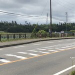 日本海製麺所 - ガードレールの様な柵に西目の文字。