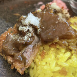 カレーは飲み物。（壺） - 銀杏切りの大根の様なもの。ピーツでしょうか。
そして卓上の粉チーズで更に美味しさアップ！