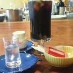 らきせぶ - ランチに付いているドリンク（アイスコーヒー）とビスケット。量めっちゃあります♪