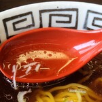 中華料理 春雷 - スープ レンゲが赤いから色がよくわからんね