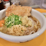 トウキョウサンフラワーイイダバシ - ぶっかけ冷@税込370円＋生卵@税込60円：奥の鶏天は、なんとサービスしていただけました！感謝！
