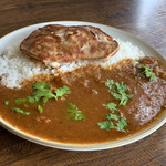 カレー屋 カルダモン - イカバーグとトマトのカレー