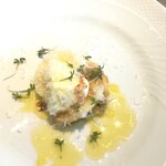 La Brianza - 吉田牧場モッツァレラチーズ和歌山県産白桃。散らされている梶谷農園さんのハーブきれい素敵なアクセント♡ 桃とモッツァレラやっぱり合う合う、素材がどちらも素晴らしいから美味しさたまらないわ～