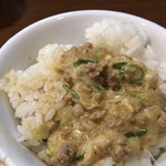 Ko Sotto - ミニごはん(60円) にチーズの絡んだひき肉をON