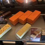 Kurioro - ショーケース 真ん中が幻のチーズケーキ 1,500円（税込）